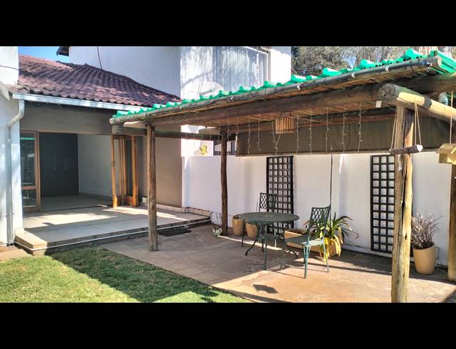 3 BEDROOM DUPLEX RENTED IN WILLOW PARK MANOR